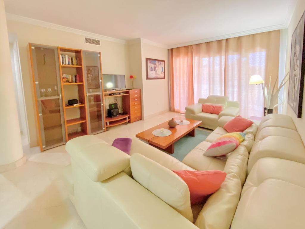 Apartamento En Los Patios De Santa Maria Golf Marbella Exterior foto