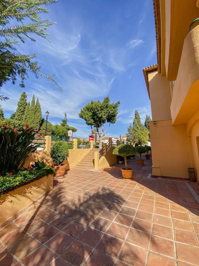 Apartamento En Los Patios De Santa Maria Golf Marbella Exterior foto