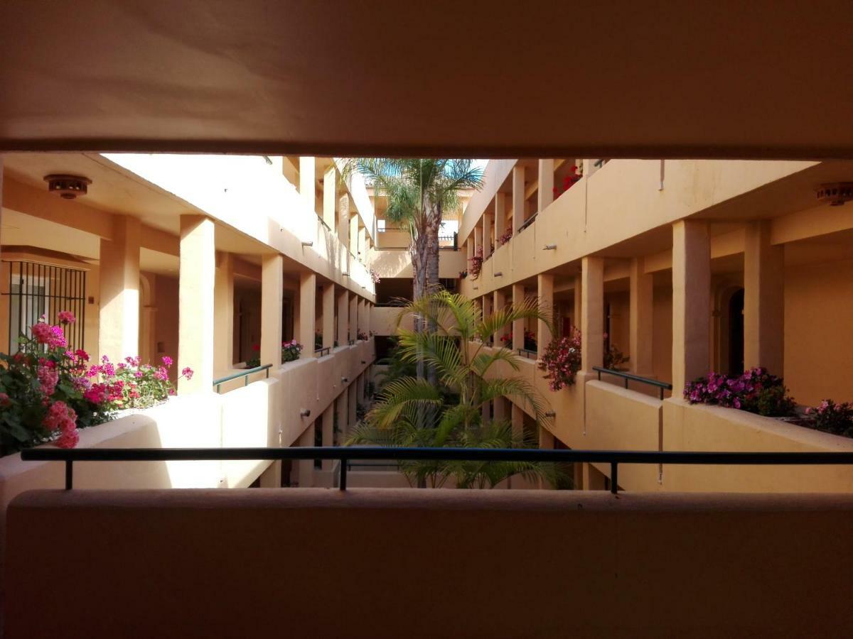 Apartamento En Los Patios De Santa Maria Golf Marbella Exterior foto