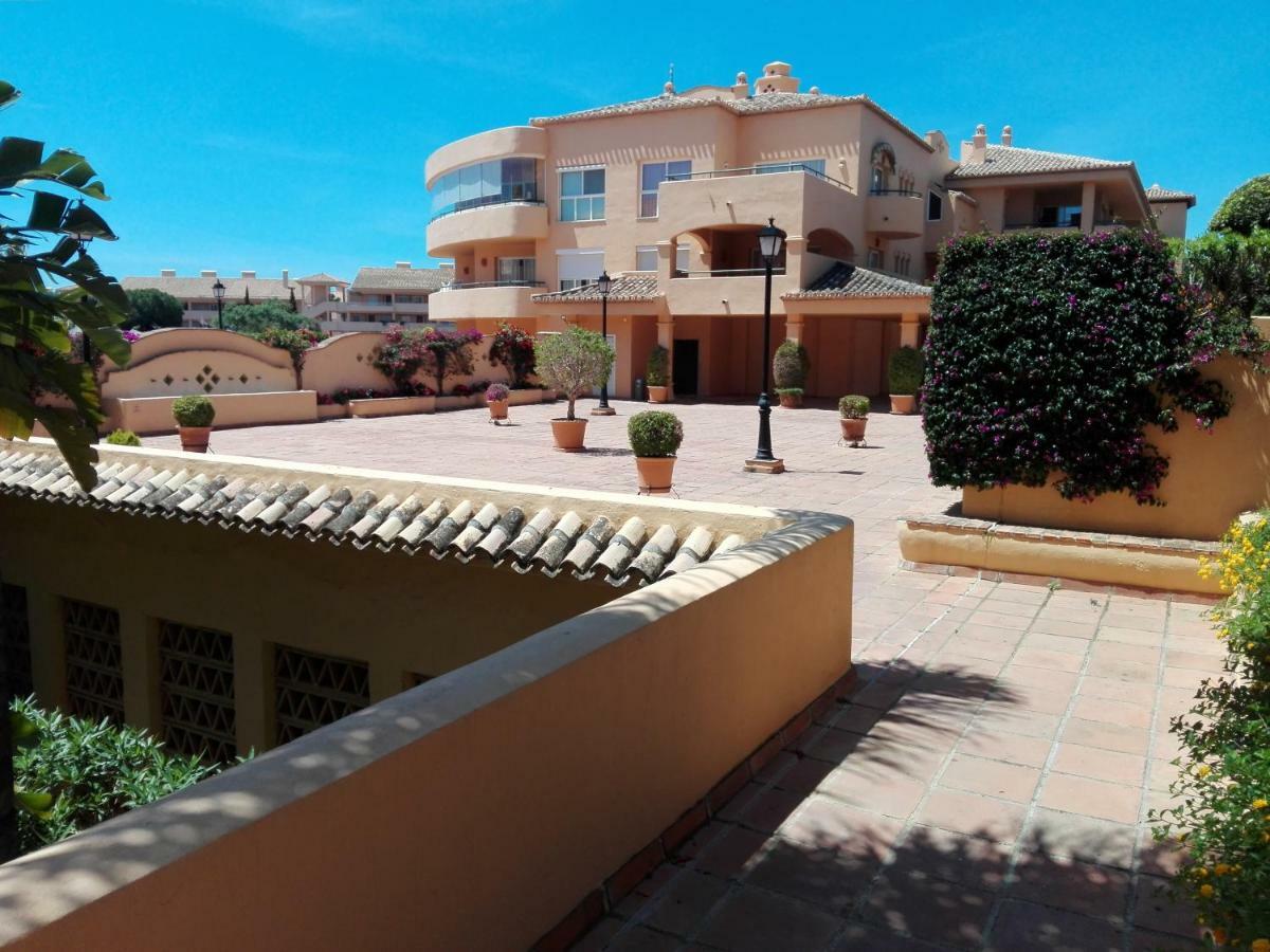 Apartamento En Los Patios De Santa Maria Golf Marbella Exterior foto